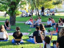 Clase de Yoga en la plaza