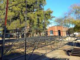 Escenario en preparación para la celebración del cumpleaños de Monte Maíz