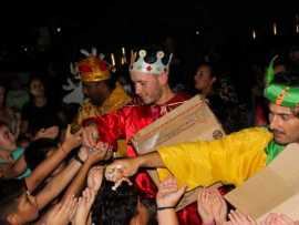 LOS REYES MAGOS ESTUVIERON EN LA PLAZA DE MONTE MAÍZ