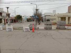 Rampla de adoquines frente a la plaza