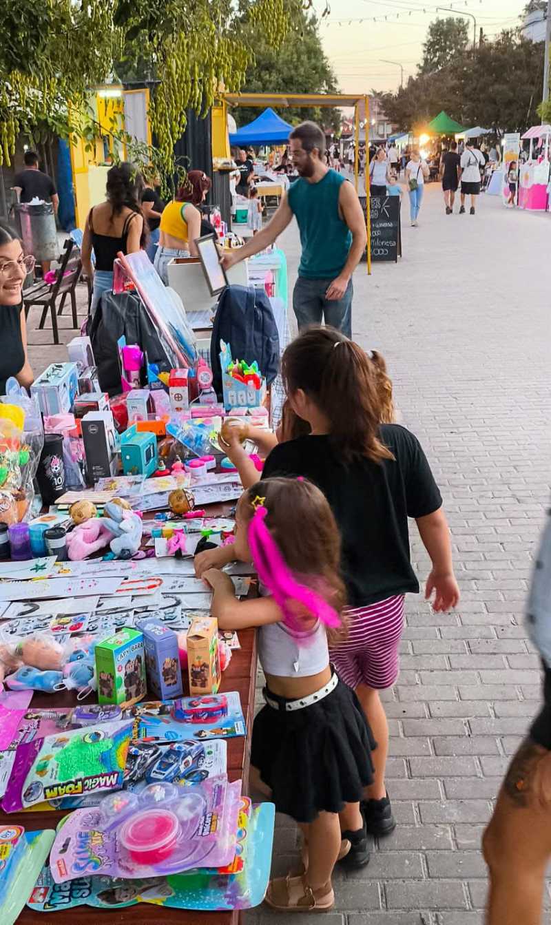 Homenaje a la mujer en Tardecitas en la Peatonal